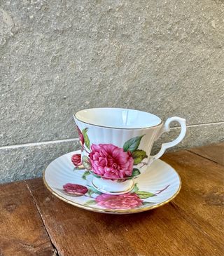 Taza de porcelana inglesa con flores rosas