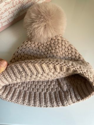 Gorro Don Algodón mujer beige pompón. Sin estrenar