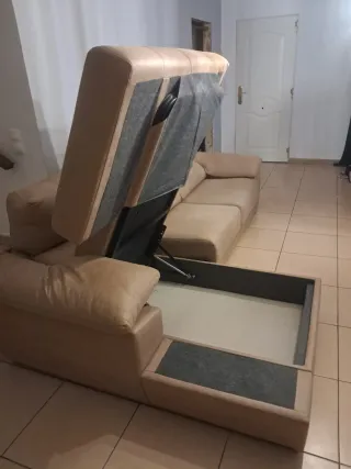 Sofá chaiselongue con arcón beige