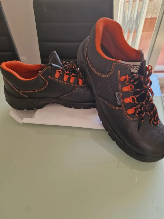 Zapatos de trabajo BlackLeather negros y naranjas