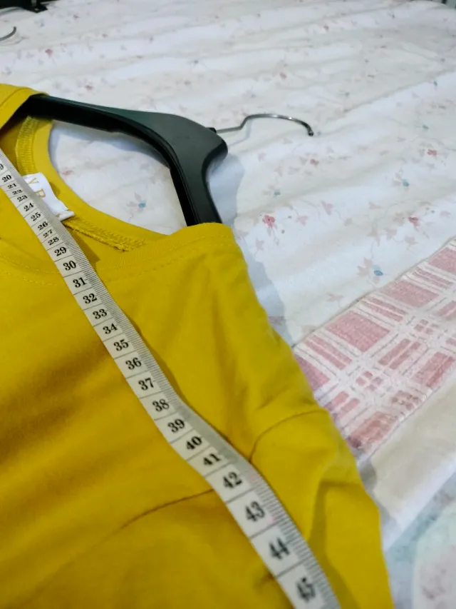 Camiseta amarilla con estampado PARIS