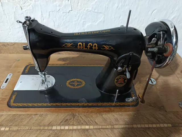Máquina de coser Alfa antigua
