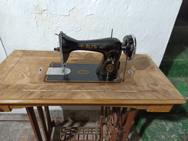 Máquina de coser Alfa antigua