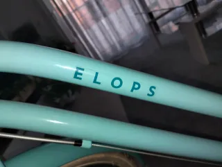 Bicicleta urbana azul.