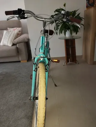 Bicicleta urbana azul.