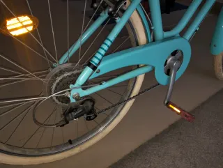 Bicicleta urbana azul.