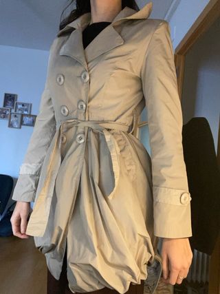 Gabardina beige con cinturón