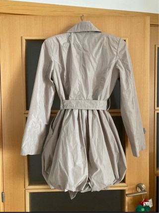 Gabardina beige con cinturón