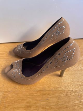 Zapatos de tacón beige con adornos plateados