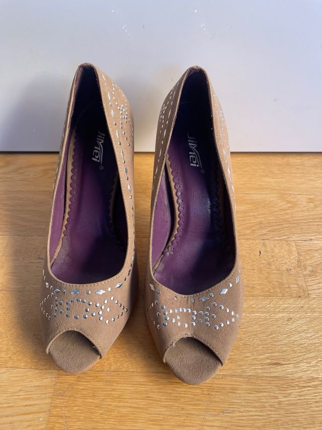 Zapatos de tacón beige con adornos plateados