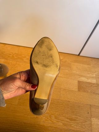 Zapatos de tacón beige con adornos plateados