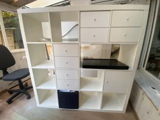 Estantería Kallax Ikea con 8 cajones y una caja