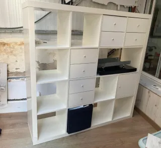 Estantería Kallax Ikea con 8 cajones y una caja