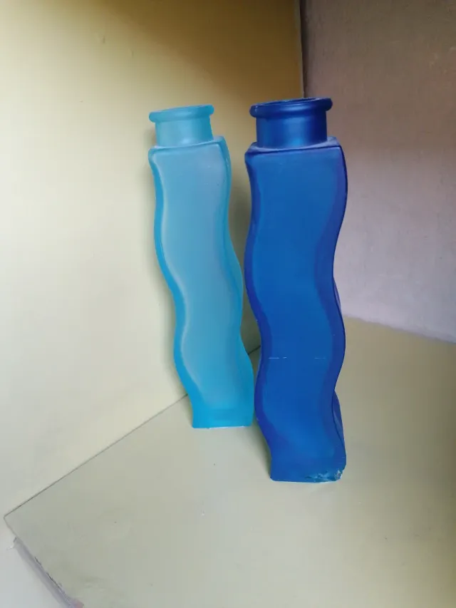 2 Jarrones de Vidrio Azul Ondulados