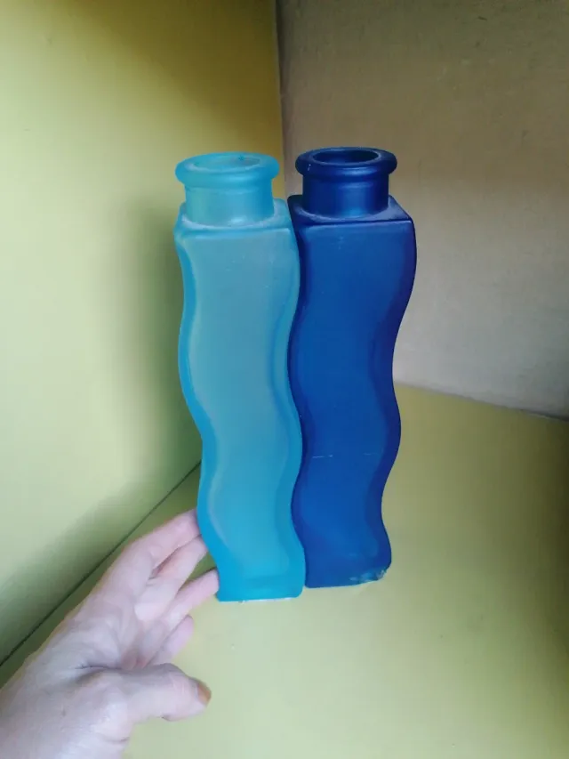 2 Jarrones de Vidrio Azul Ondulados
