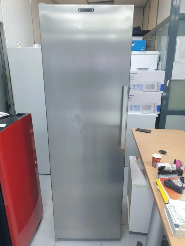 Congelador vertical nuevo con tara