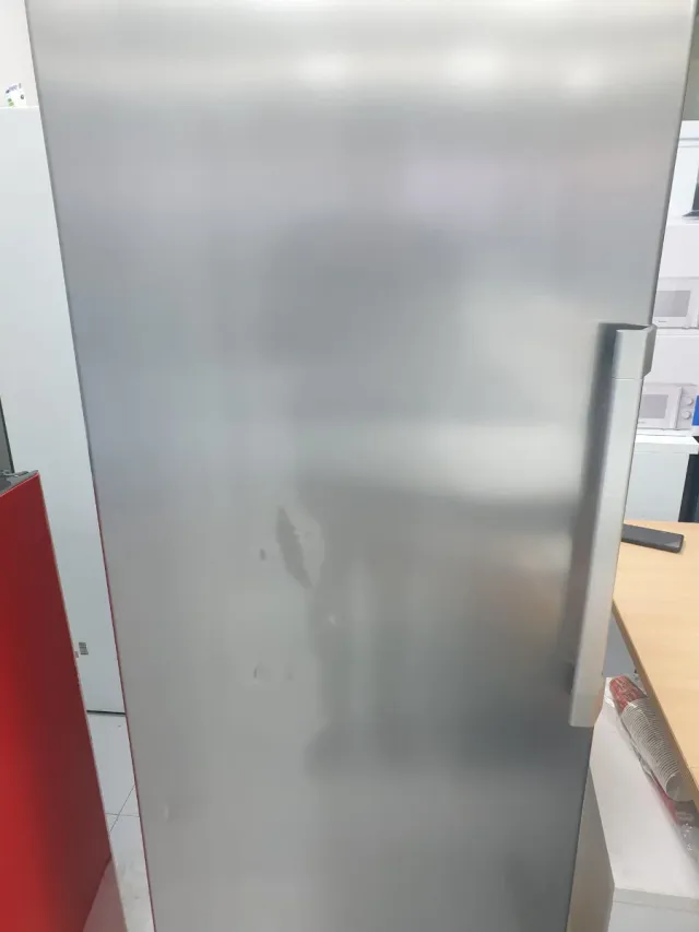 Congelador vertical nuevo con tara