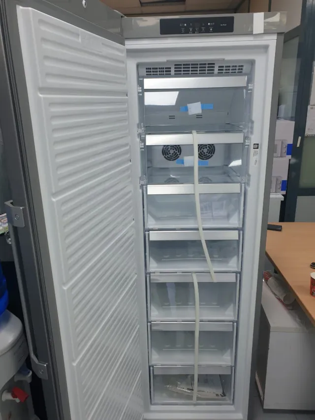 Congelador vertical nuevo con tara