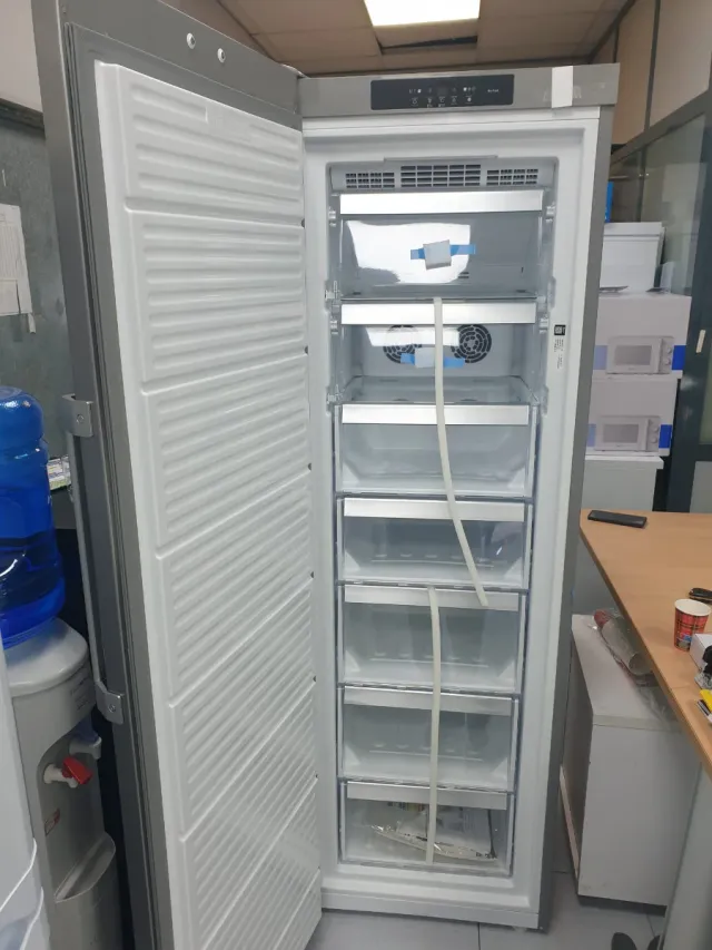 Congelador vertical nuevo con tara