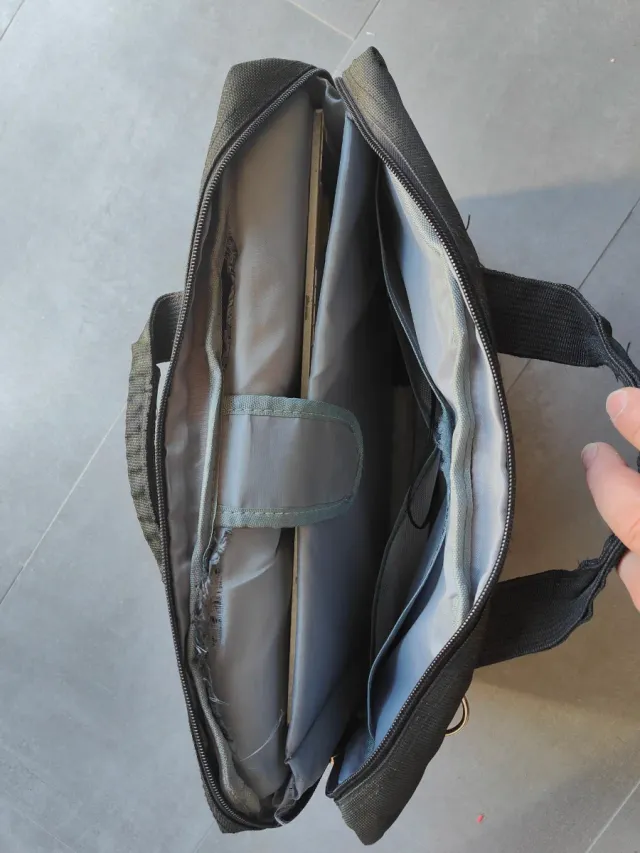 Funda portátil con compartimentos