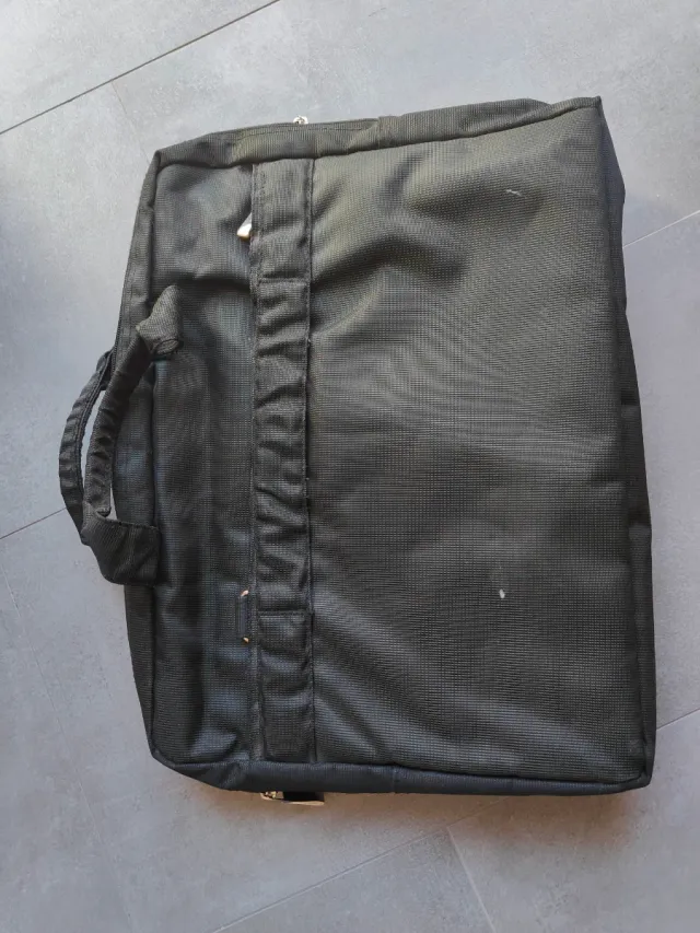 Funda portátil con compartimentos