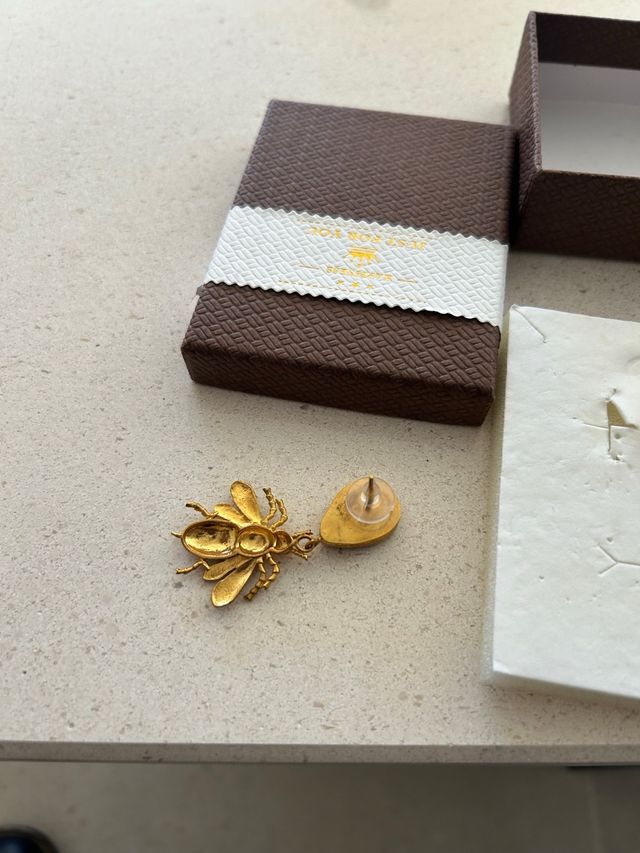 Pendientes Abejas Doradas con Piedra Negra