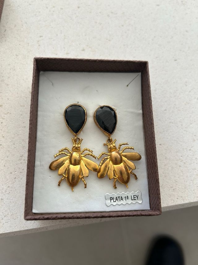 Pendientes Abejas Doradas con Piedra Negra