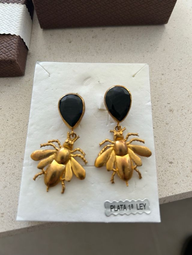 Pendientes Abejas Doradas con Piedra Negra