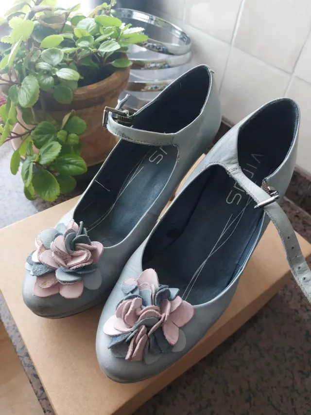 Zapatos de tacón grises con flor