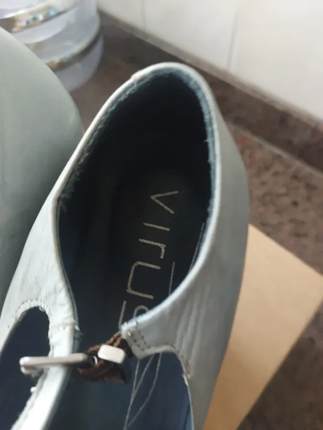 Zapatos de tacón grises con flor