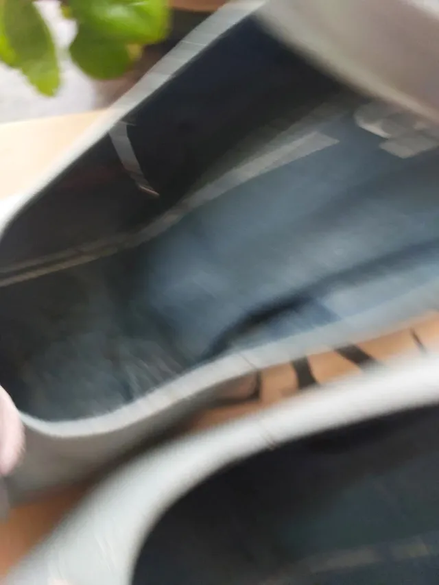 Zapatos de tacón grises con flor