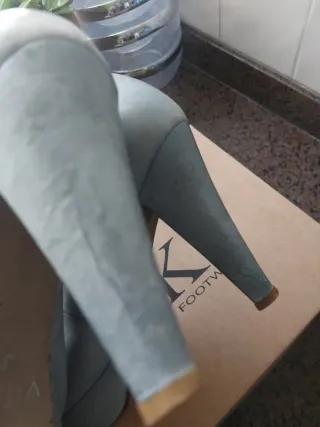 Zapatos de tacón grises con flor