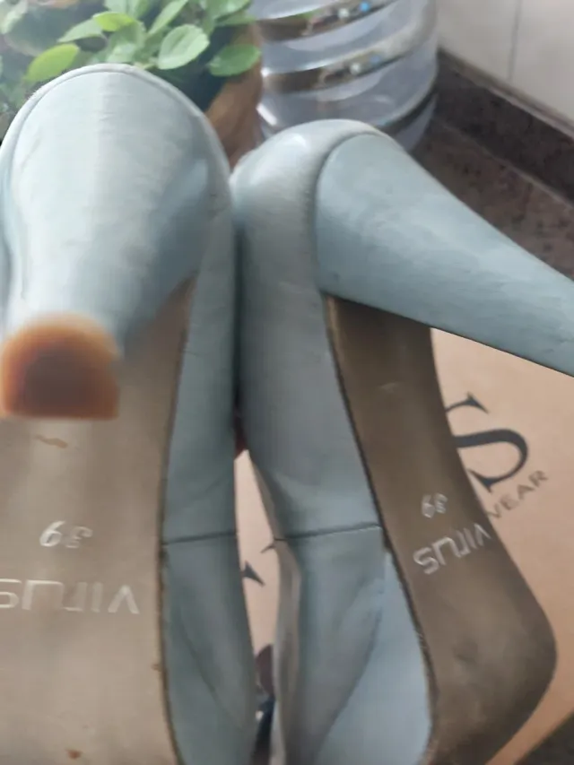 Zapatos de tacón grises con flor