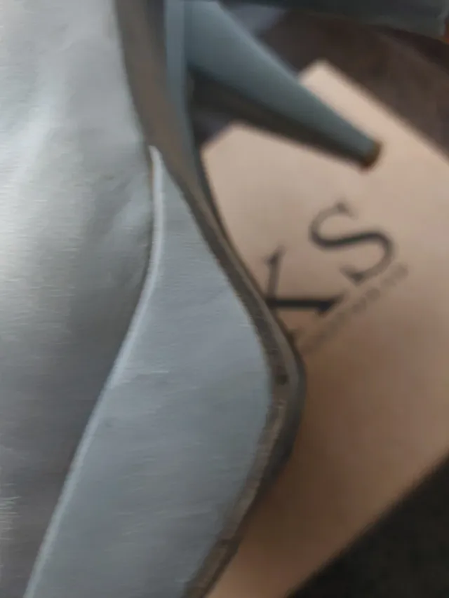 Zapatos de tacón grises con flor