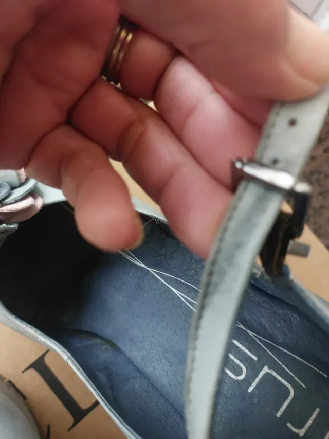 Zapatos de tacón grises con flor