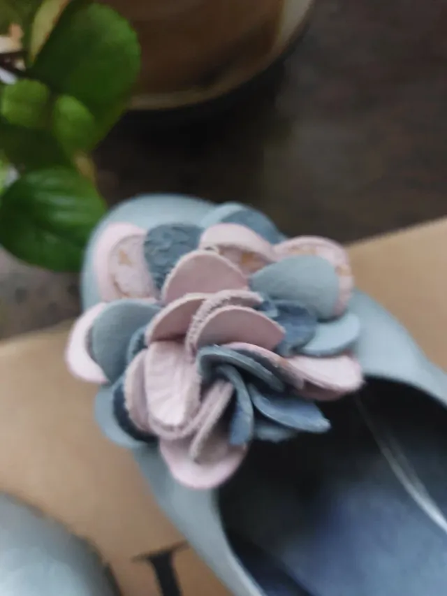 Zapatos de tacón grises con flor