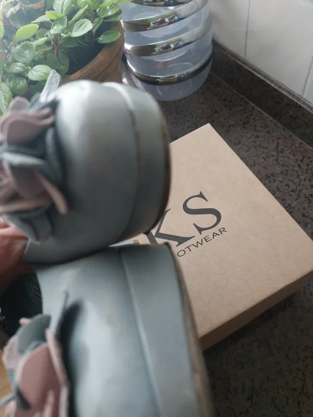 Zapatos de tacón grises con flor