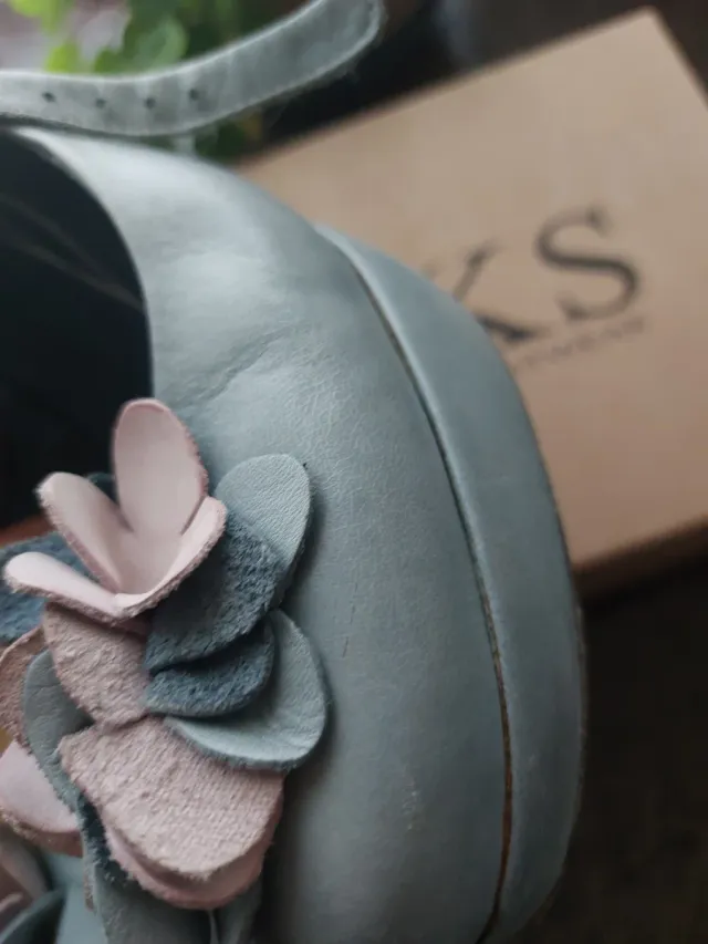 Zapatos de tacón grises con flor