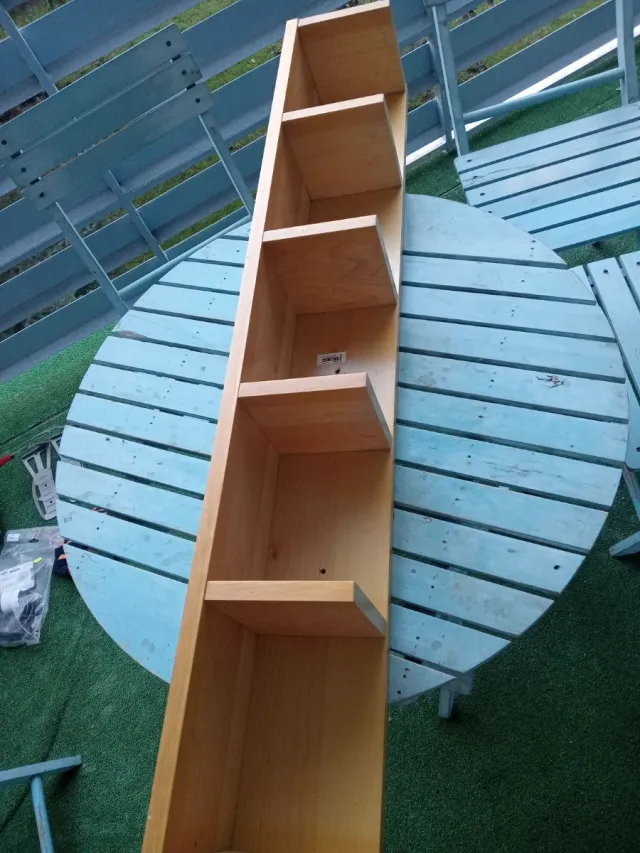 Estantería rinconera de madera