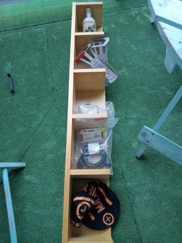 Estantería rinconera de madera