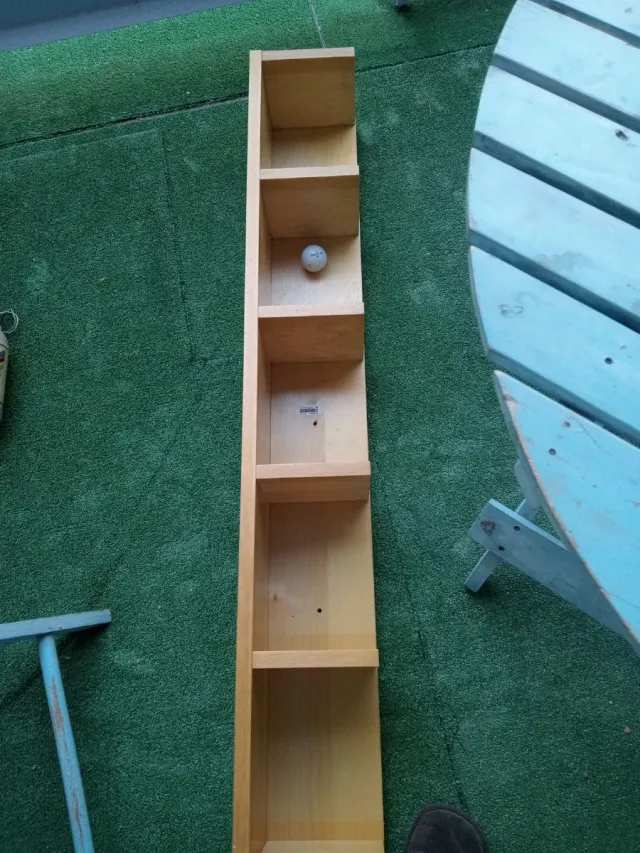 Estantería rinconera de madera