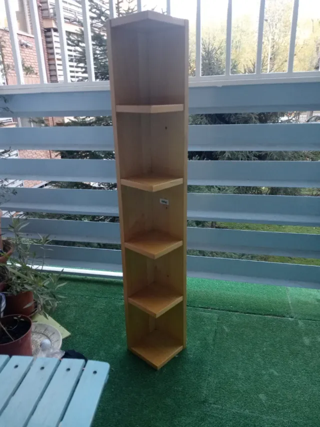 Estantería rinconera de madera
