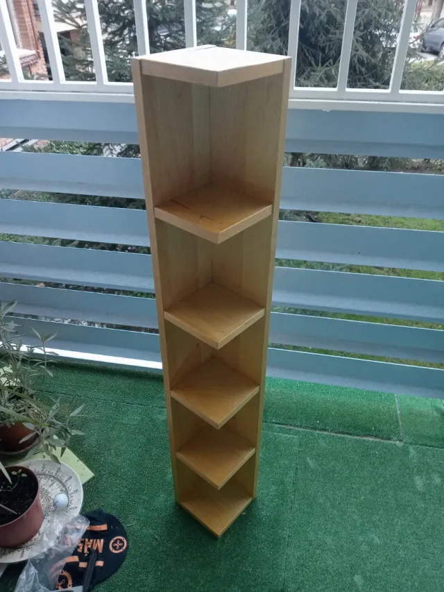 Estantería rinconera de madera