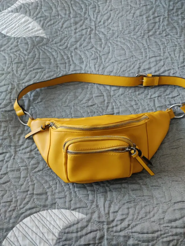 Riñonera de piel amarilla