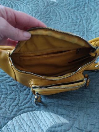 Riñonera de piel amarilla