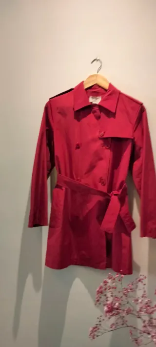 Gabardina roja con cinturón
