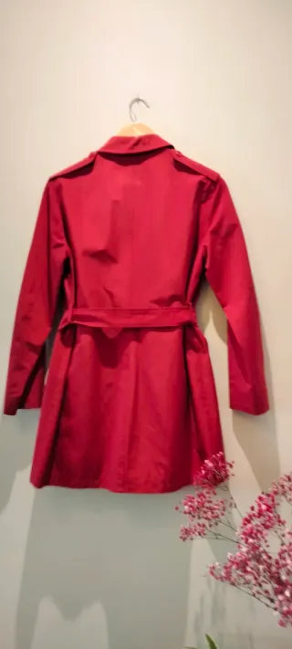 Gabardina roja con cinturón