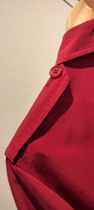 Gabardina roja con cinturón