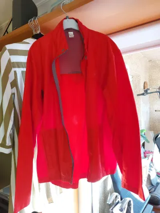 Chaqueta cortavientos muy ligera color rojo