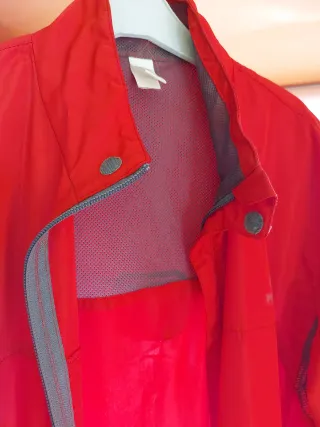 Chaqueta cortavientos muy ligera color rojo